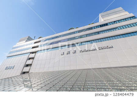 神奈川県横浜市　晴天のJR横浜駅（東口） 128404479