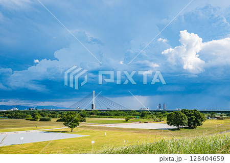 淀川河川公園と鳥飼仁和寺大橋　摂津市 128404659