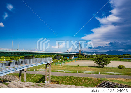 淀川右岸堤防上からの鳥飼仁和寺大橋の景観　摂津市 128404668