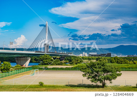 淀川右岸堤防上からの鳥飼仁和寺大橋の景観　摂津市 128404669