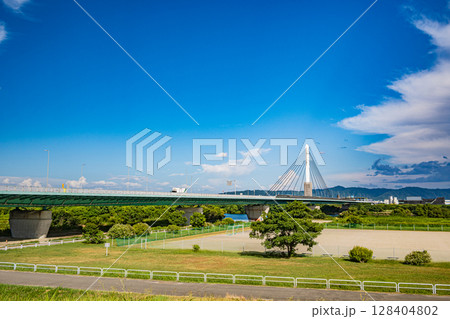 淀川右岸堤防上からの鳥飼仁和寺大橋の景観 摂津市 淀川右岸堤防上からの鳥飼仁和寺大橋の景観 摂津市 128404802