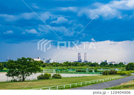 灰色の雲に覆われた淀川河川公園　摂津市 128404806