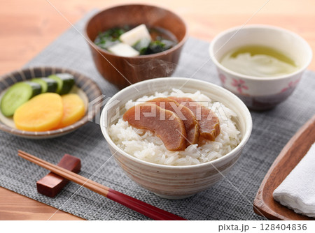 奈良漬けをご飯にのせた和朝食と味噌汁のある食卓 奈良漬けをご飯にのせた和朝食と味噌汁のある食卓 128404836