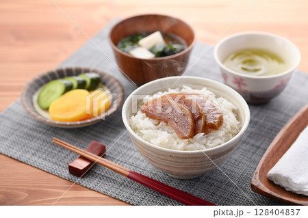 奈良漬けをご飯にのせた和朝食と味噌汁のある食卓 128404837
