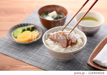 奈良漬けをご飯にのせた和朝食と味噌汁のある食卓 奈良漬けをご飯にのせた和朝食と味噌汁のある食卓 128404838