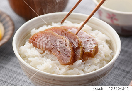 奈良漬けをご飯にのせた和朝食と味噌汁のある食卓 奈良漬けをご飯にのせた和朝食と味噌汁のある食卓 128404840