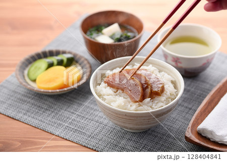 奈良漬けをご飯にのせた和朝食と味噌汁のある食卓 128404841