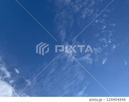 夏の空 7月 巻雲と巻積雲が舞う涼やかな空 #003 128404846