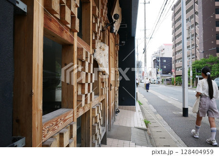 木組みの壁が目を引く街角 128404959