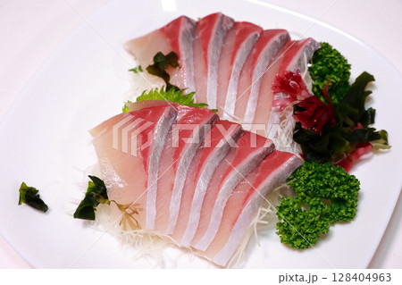 ブリの刺し身　刺身 128404963