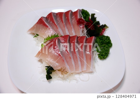 ブリの刺し身　刺身 128404971