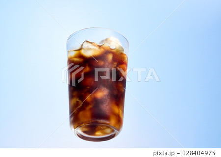 氷入りグラスのアイスコーヒー 氷入りグラスのアイスコーヒー 128404975