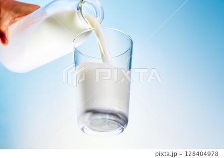 ガラス瓶からグラスに注がれる牛乳 128404978