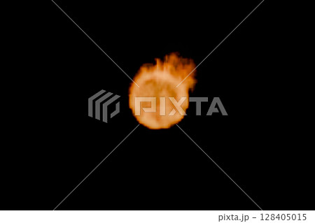 黒背景に浮かぶ火の玉のCG画像 128405015