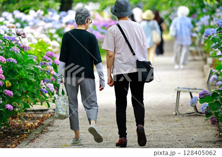 老人の散歩 128405062