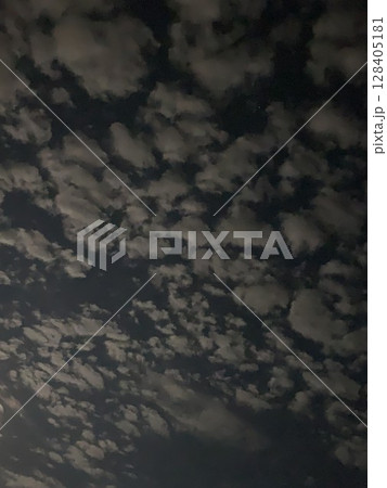 夏の空 7月 夜空に浮かぶ幻想的な雲模様 #007 128405181