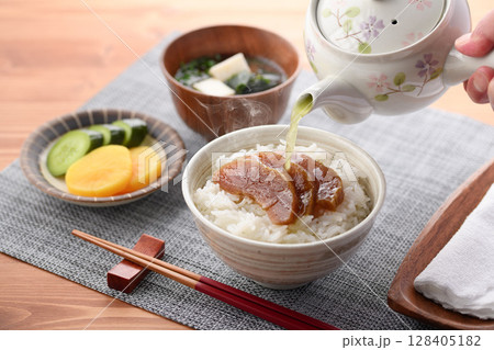 奈良漬けをご飯にのせたお茶漬けと和朝食セット 128405182