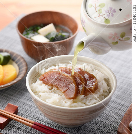 奈良漬けをご飯にのせたお茶漬けと和朝食セット 128405183