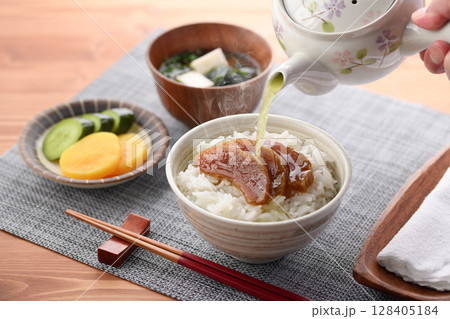 奈良漬けをご飯にのせたお茶漬けと和朝食セット 128405184