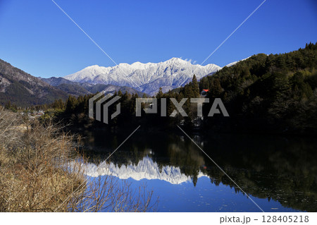 木曽駒ヶ岳と木曽川 128405218