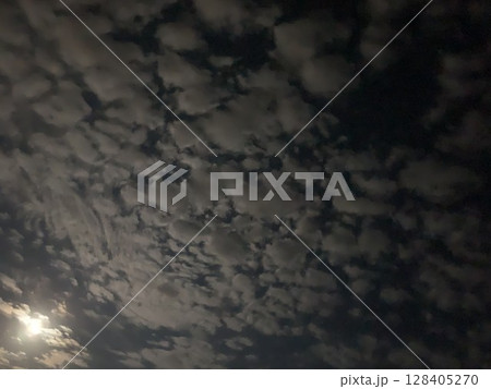 夏の空 7月 月明かりに照らされる夜の雲模様 #008 夏の空 7月 月明かりに照らされる夜の雲模様 #008 128405270