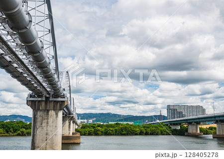 淀川に架かる水管橋と枚方大橋　枚方市 128405278