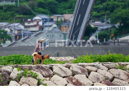 犬の散歩する患者 犬の散歩する患者 128405323