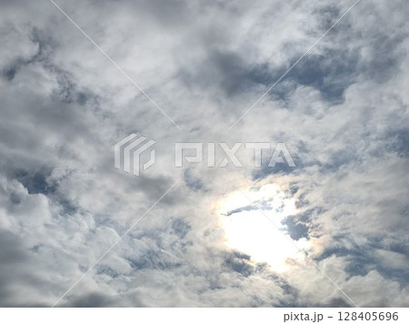 夏の空 7月 雲の切れ間から差し込む朝日 #012 128405696