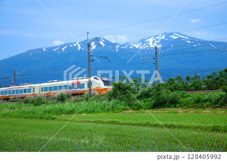 鳥海山と特急いなほ 128405992