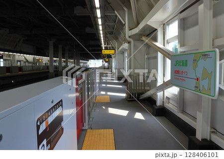 北海道新幹線 奥津軽いまべつ駅の駅名標風 路線図と駅構内 128406101