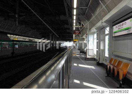 北海道新幹線 奥津軽いまべつ駅の駅名標と停車中のH5系 E5系車両 128406102