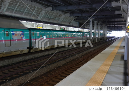 北海道新幹線 奥津軽いまべつ駅に停車中のH5系 E5系車両 北海道新幹線 奥津軽いまべつ駅に停車中のH5系 E5系車両 128406104