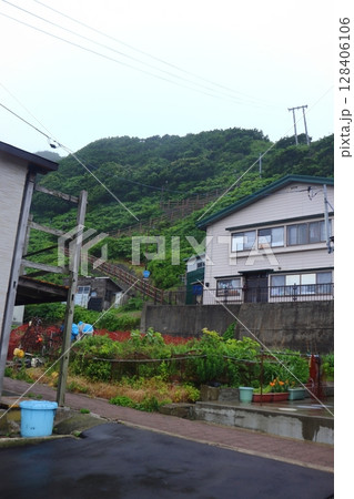 龍飛崎の国道339号 階段国道の麓側の住宅地風景(青森県外ヶ浜町) 龍飛崎の国道339号 階段国道の麓側の住宅地風景(青森県外ヶ浜町) 128406106
