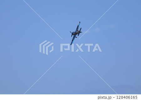 自衛隊の飛行機 128406165