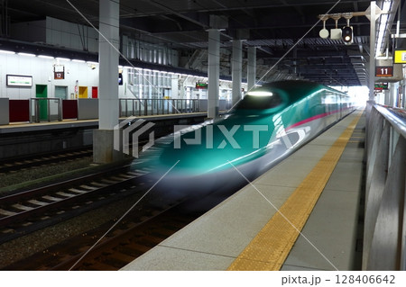 北海道新幹線 奥津軽いまべつ駅を通過するH5系 E5系車両 北海道新幹線 奥津軽いまべつ駅を通過するH5系 E5系車両 128406642