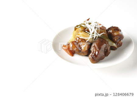 黒酢酢豚を白背景で撮影 128406679