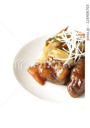 黒酢酢豚を白背景で撮影 128406703