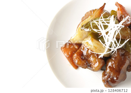 黒酢酢豚を白背景で撮影 128406712