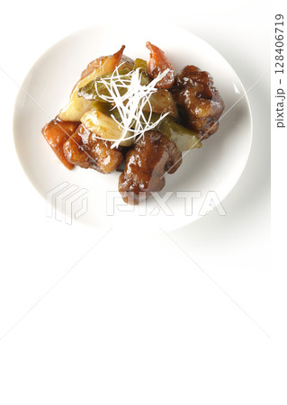 黒酢酢豚を白背景で撮影 128406719