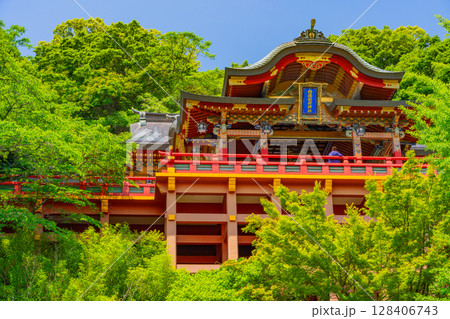 (佐賀県)祐徳稲荷神社 新緑の庭園から見上げる御本殿 (佐賀県)祐徳稲荷神社 新緑の庭園から見上げる御本殿 128406743
