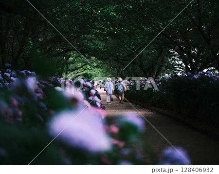 高齢者のデート 128406932