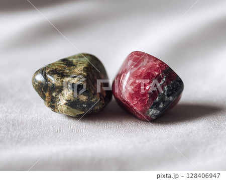 布の上に置いた2つの石 AI画像 布の上に置いた2つの石 AI画像 128406947