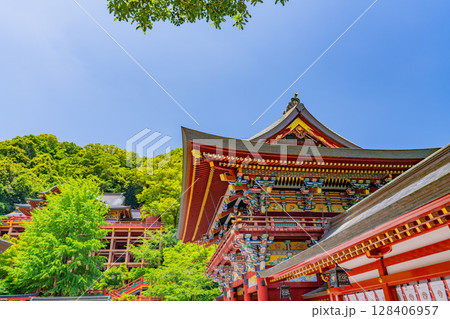 （佐賀県）祐徳稲荷神社　楼門と御本殿を見上げる 128406957