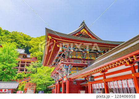 （佐賀県）祐徳稲荷神社　楼門と御本殿を見上げる 128406958