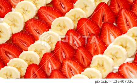 並べられた苺とバナナをクローズアップした背景 128407336