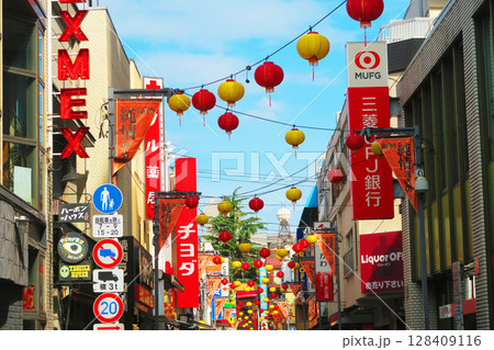 東京都杉並区の高円寺駅前の高円寺純情商店街の風景 128409116