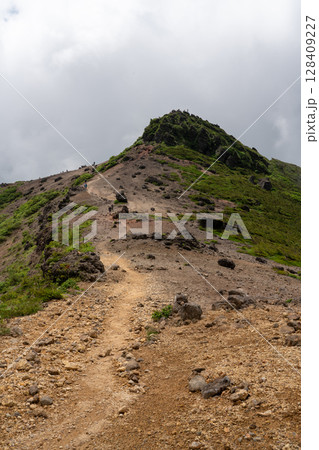 登山道から見た安達太良山 128409227