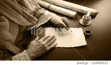 Male hand witn big quill 128409321