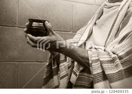 Old cup in the hands 128409335