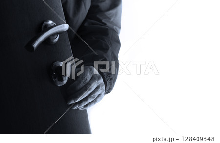 The thief opens the doors The thief opens the doors 128409348